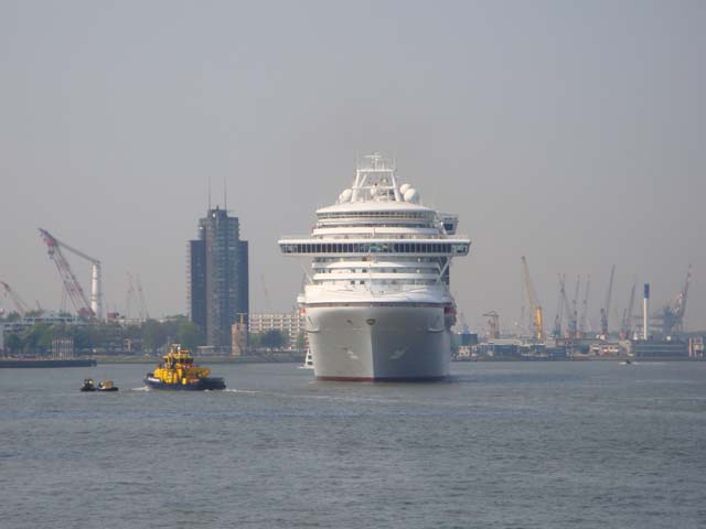 Cruiseschip ms Azura aan de Cruise Terminal Rotterdam